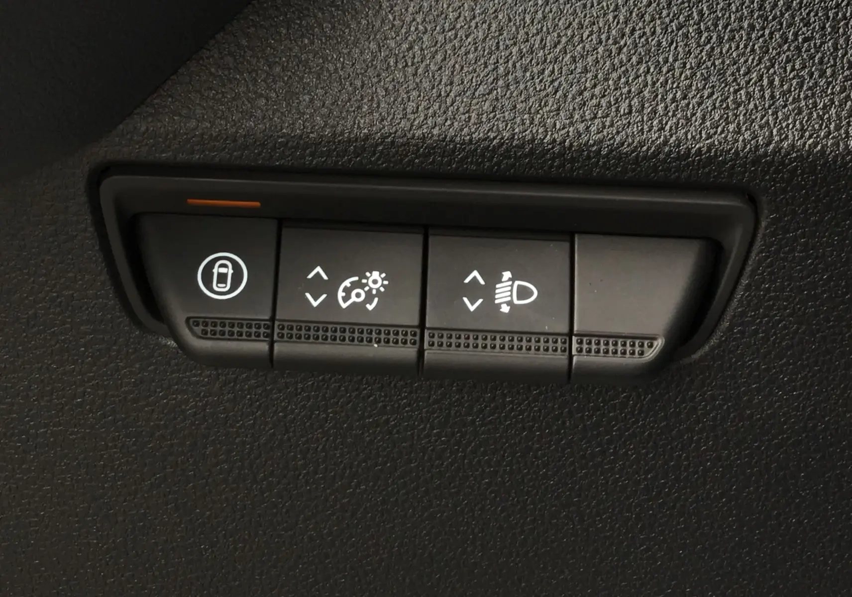 Gros plan sur les boutons de réglage des feux et verrouillage intérieur du Renault Master blanc 2025.