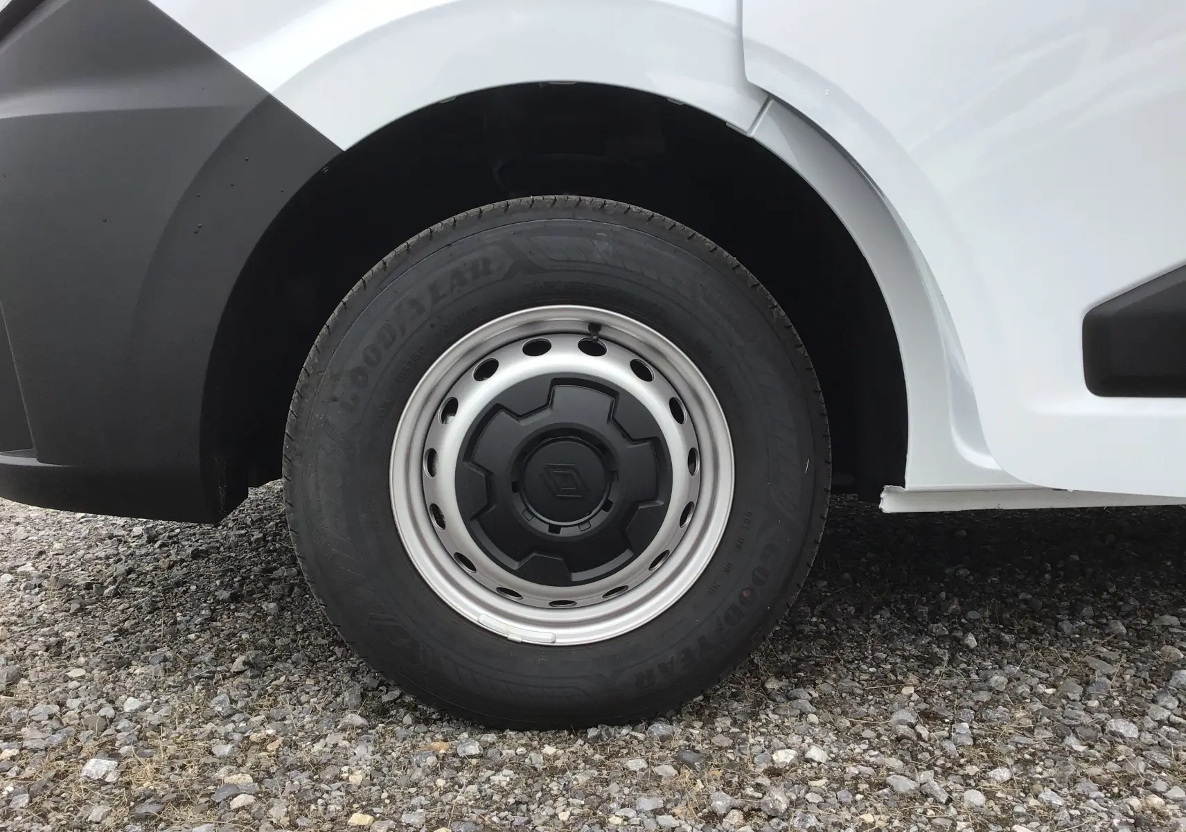 Gros plan sur la roue avant droite blanche du Renault Master L2H2 2025 avec jante acier et logo Renault central.