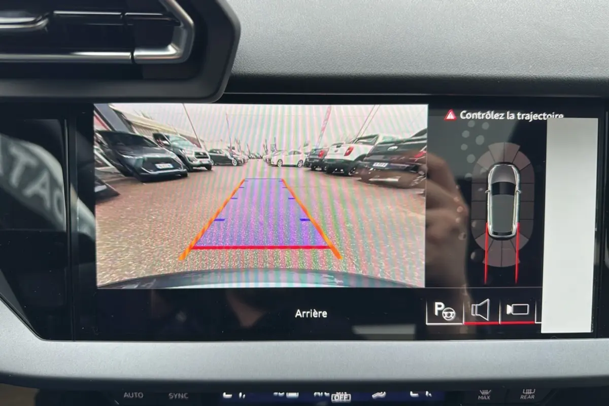 Affichage de la caméra de recul de l'Audi A3 gris daytona, vue arrière avec lignes de guidage et alertes de trajectoire.