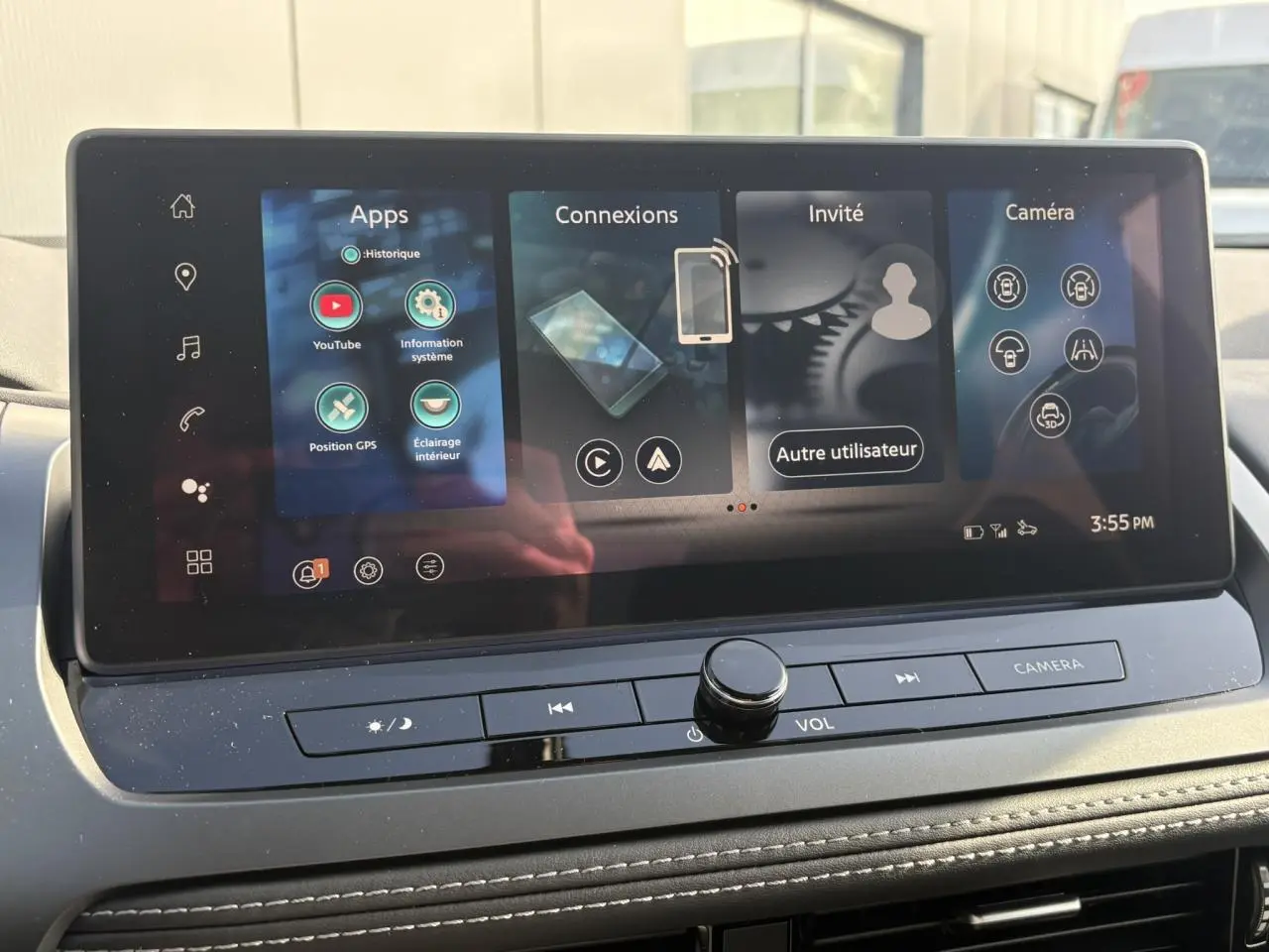Écran tactile central du Nissan Qashqai noir 2025 affichant les menus Apps, Connexions, Invité et Caméra.