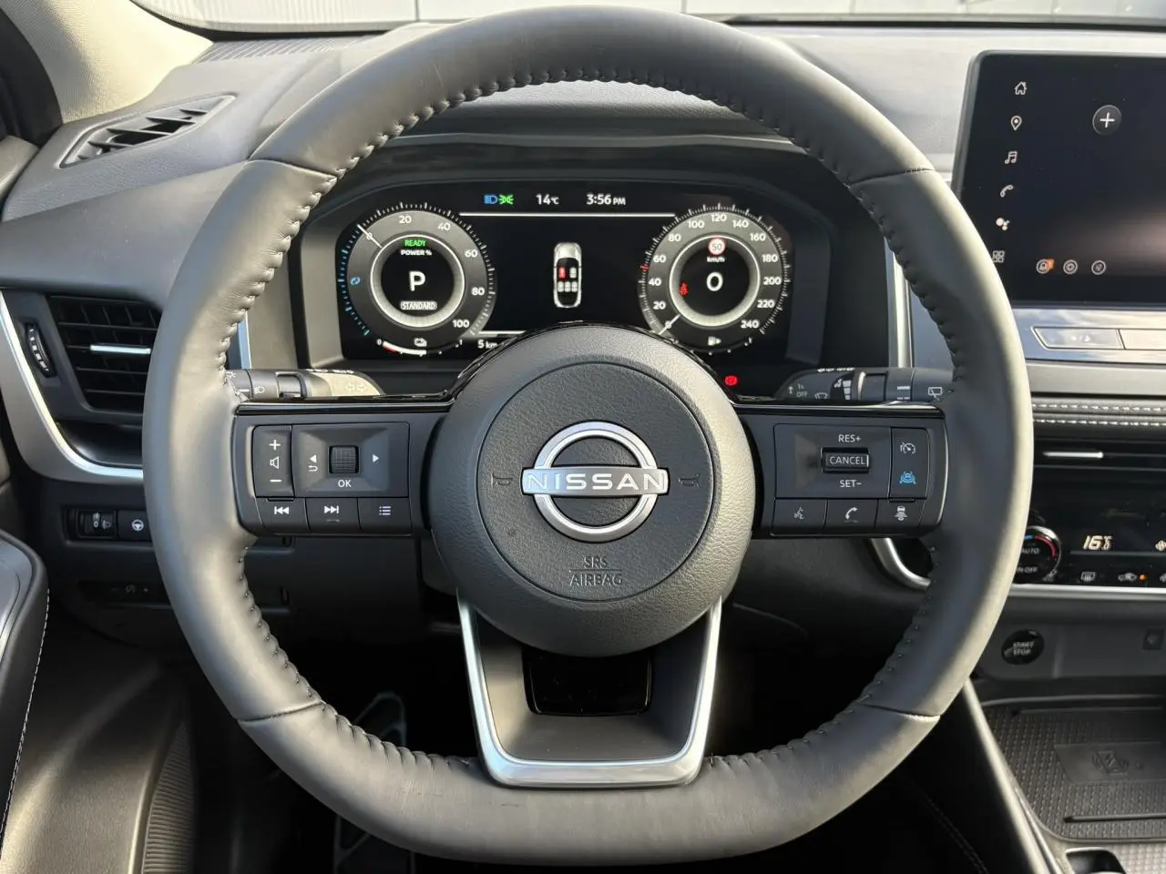 Vue rapprochée du volant cuir noir du Nissan Qashqai 2025 avec tableau de bord numérique et commandes intégrées.