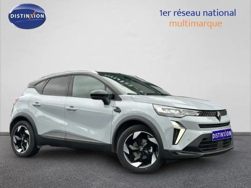Vue 3/4 avant du Renault Captur 2025 gris Rafale avec toit noir et jantes alu noires étoilées.