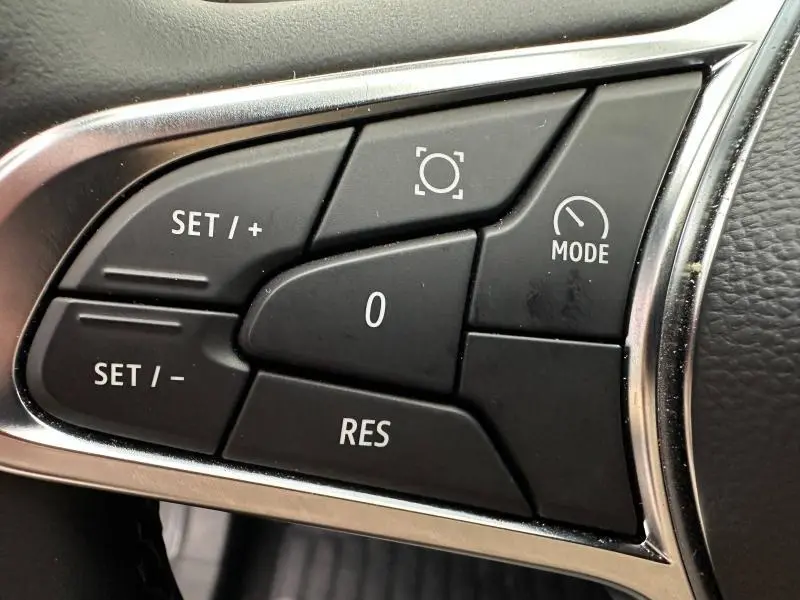Gros plan sur les commandes noires du volant multifonction du Renault Captur 1.0 Eco-G 100ch Techno, finition Gris Rafale/Noir Etoilé.