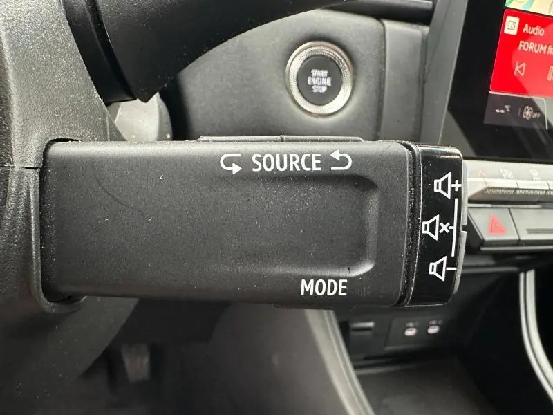 Gros plan sur la commande multifonction noire à gauche du volant dans l’habitacle du Renault Captur 1.0 Eco-G 2025.