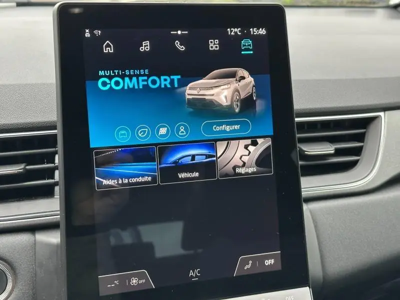 Écran tactile central du Renault Captur 2025 affichant le mode Confort en bleu, intérieur gris visible en arrière-plan.