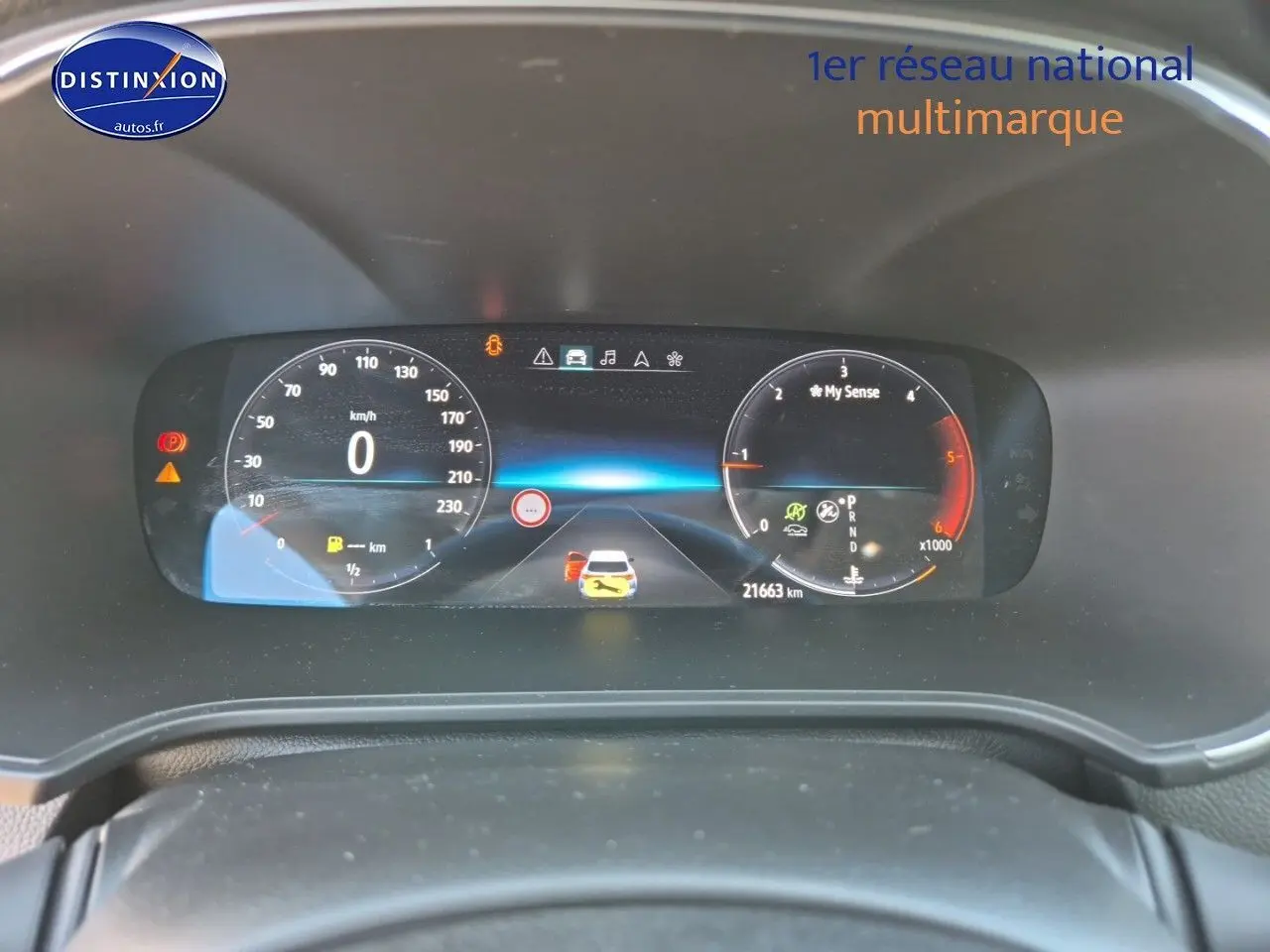 Vue rapprochée du tableau de bord numérique de la Renault Mégane Break gris titanium, affichant 21 663 km et mode My Sense.