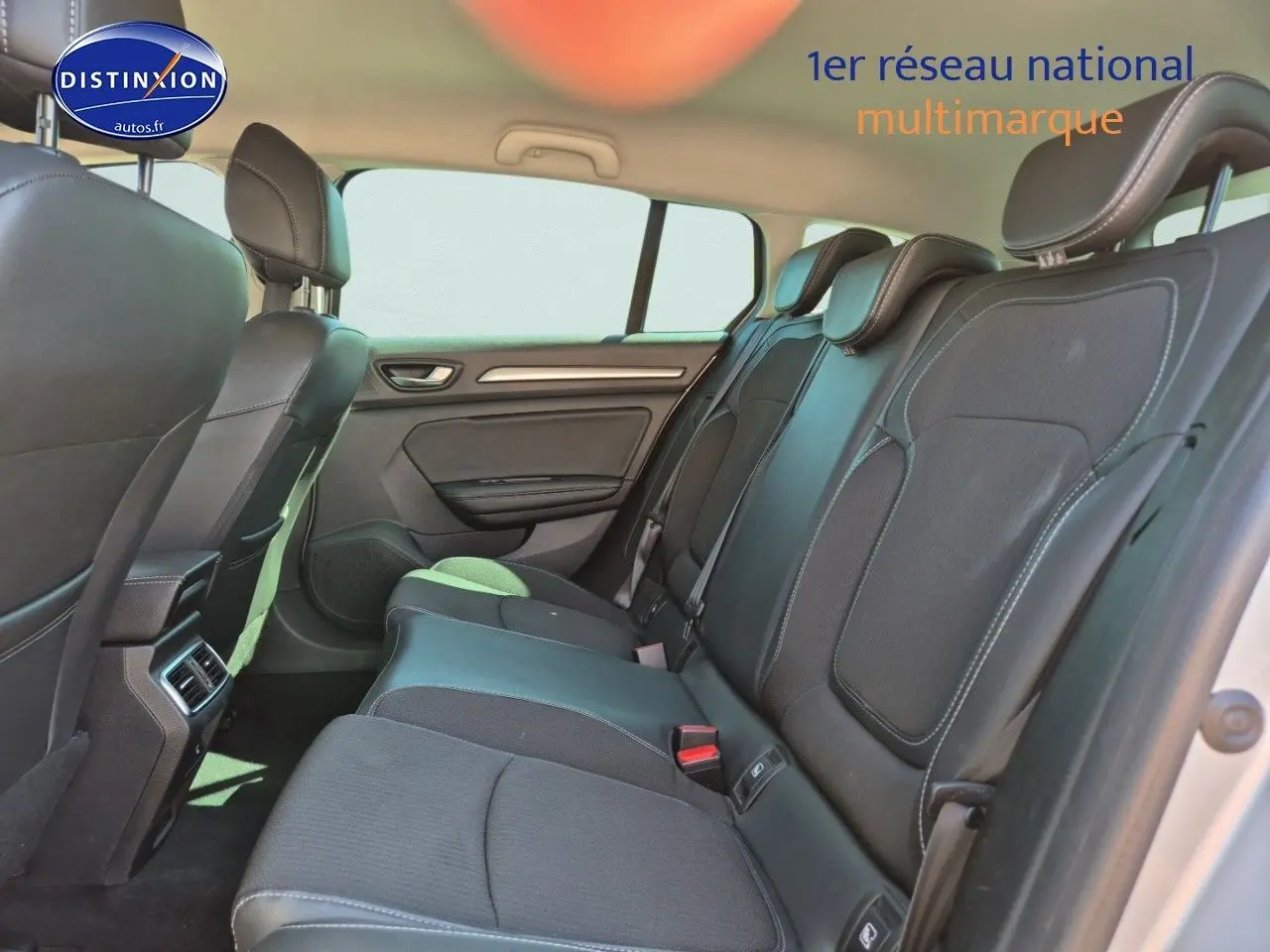 Vue intérieure des sièges arrière en tissu gris foncé d'une Renault Mégane Break 2024, côté droit ouvert.