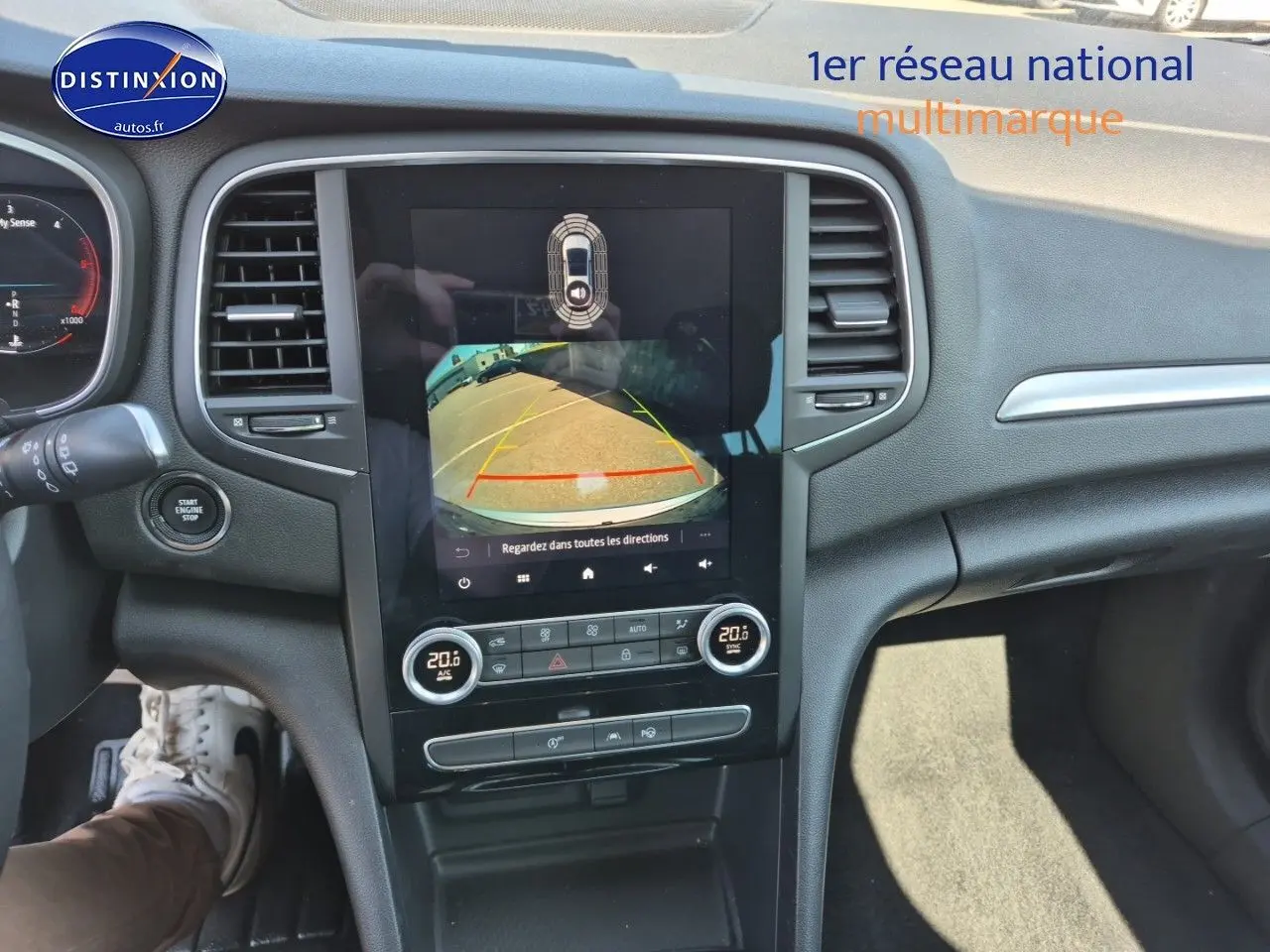 Vue intérieure du tableau de bord de la Renault Mégane Break 2024 gris titanium, avec écran tactile affichant la caméra de recul.