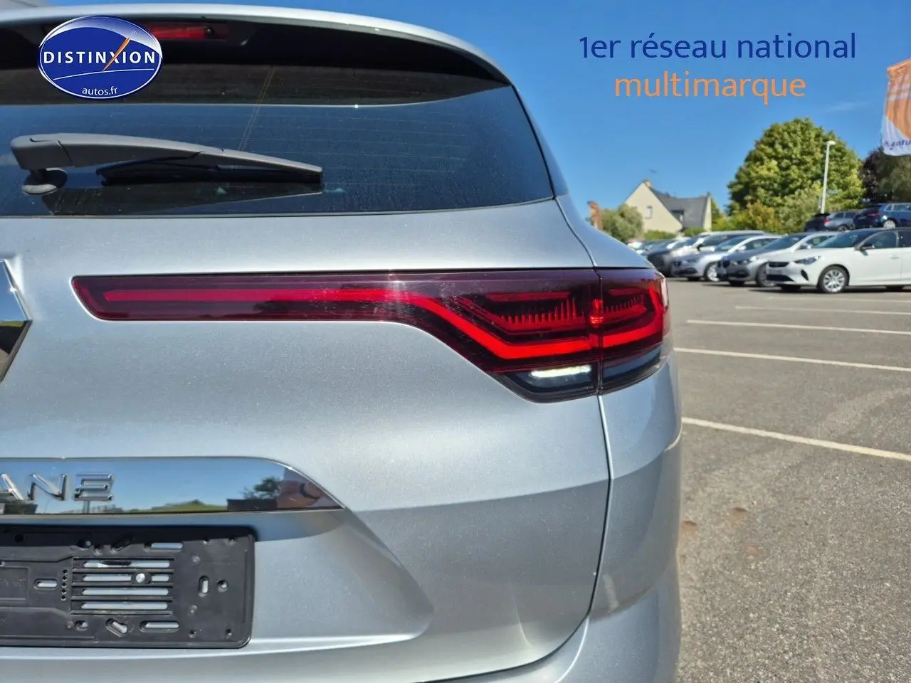 Vue arrière droite de la Renault Mégane Break 2024 gris Titanium, mettant en valeur ses feux arrière LED étirés.