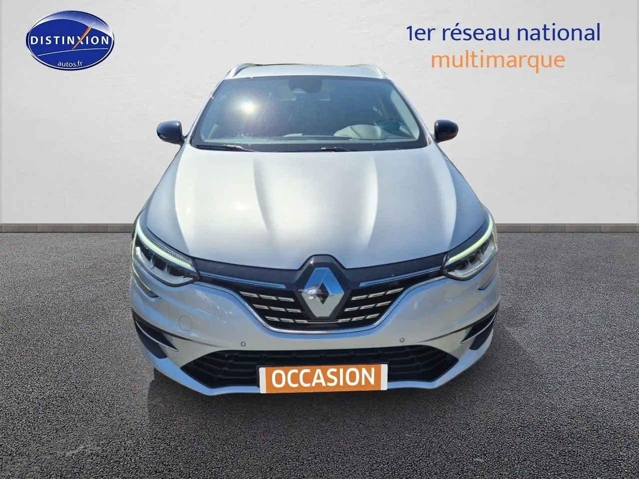 Vue avant d'une Renault Mégane Break 2024 gris Titanium avec phares LED et calandre noire brillante.