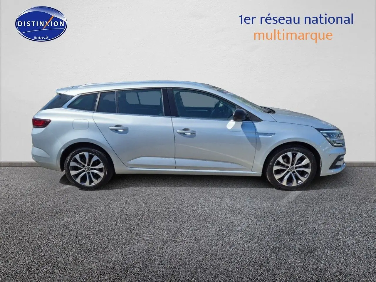 Profil droit d’une Renault Mégane Break 2024 gris Titanium avec jantes alliage et vitres teintées.