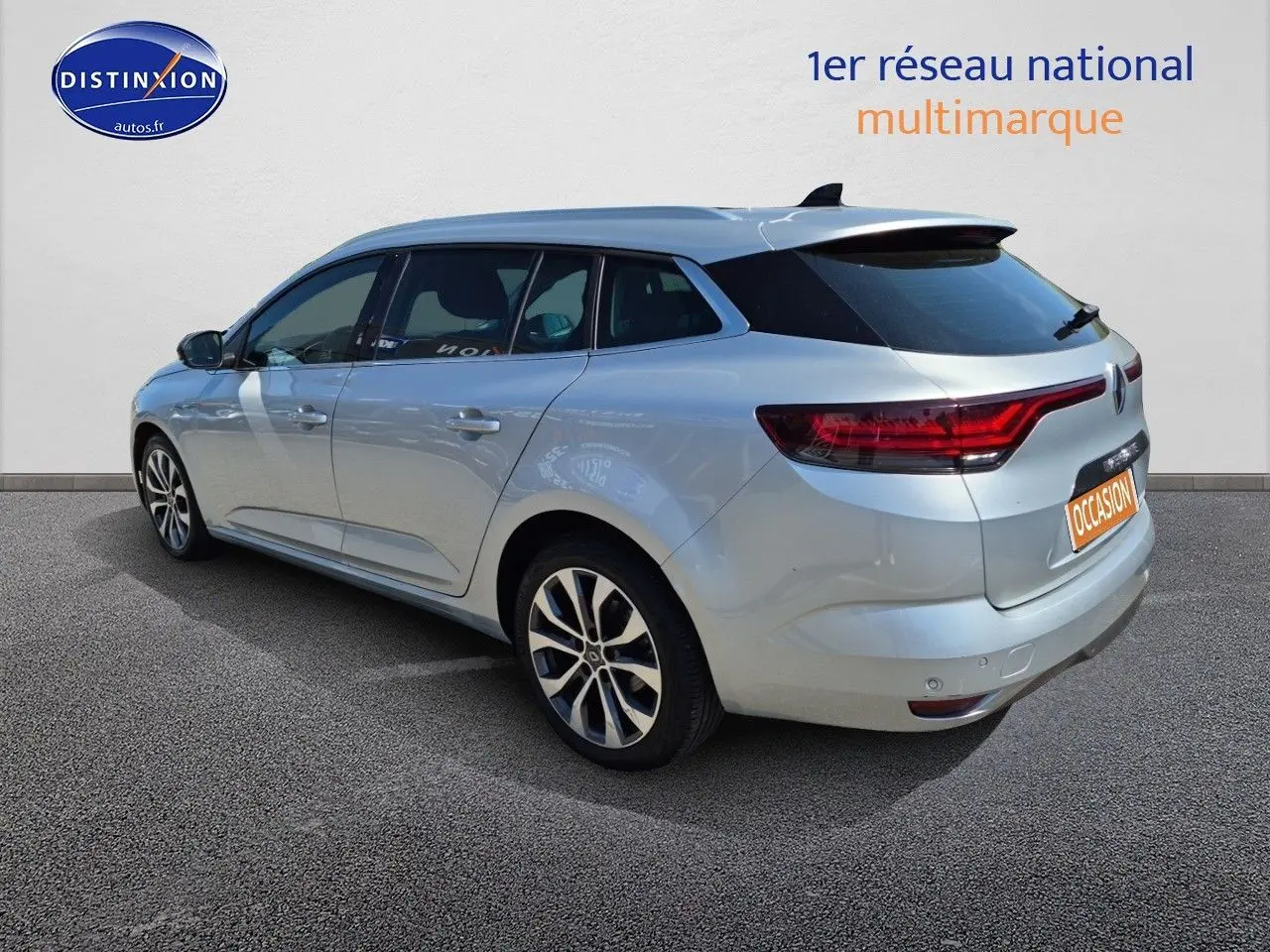 Vue 3/4 arrière droite d'une Renault Mégane Break gris titanium avec jantes alu et feux arrière LED.