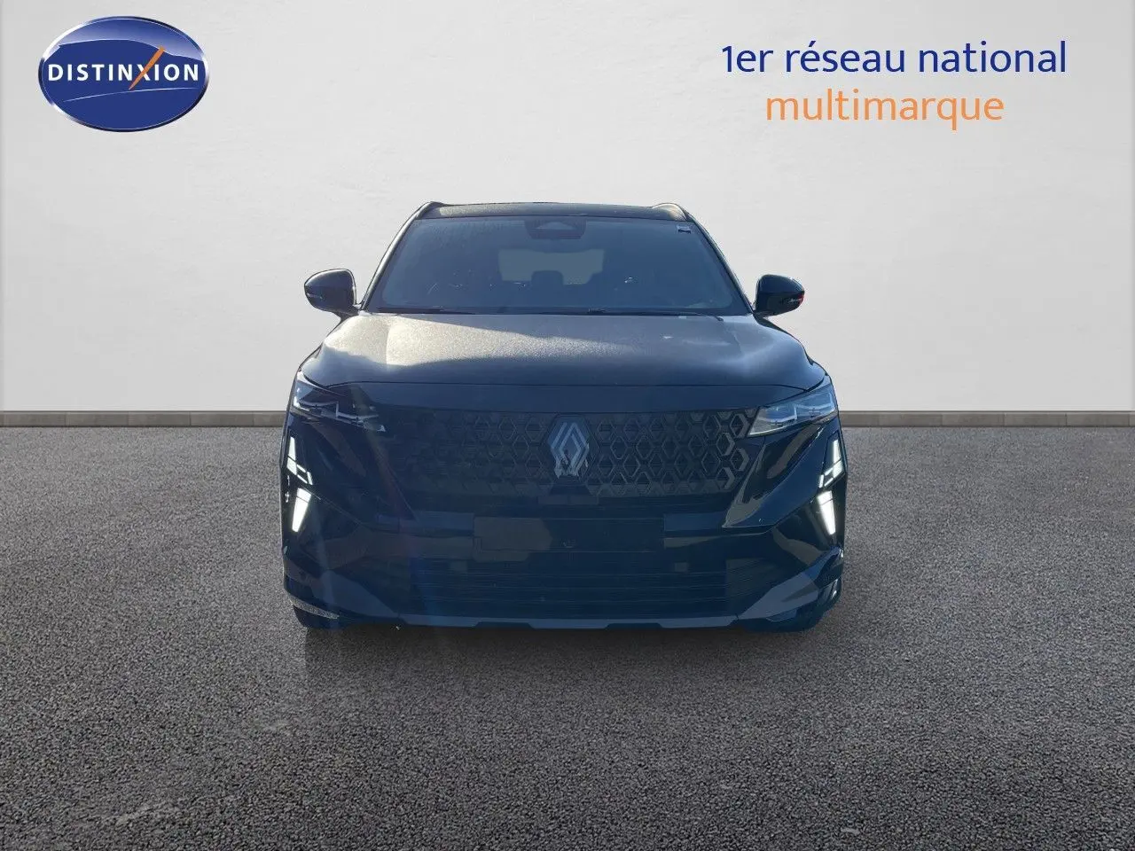Vue frontale d’un Renault Austral noir étoile métal 2026 avec calandre distinctive et feux LED allumés.