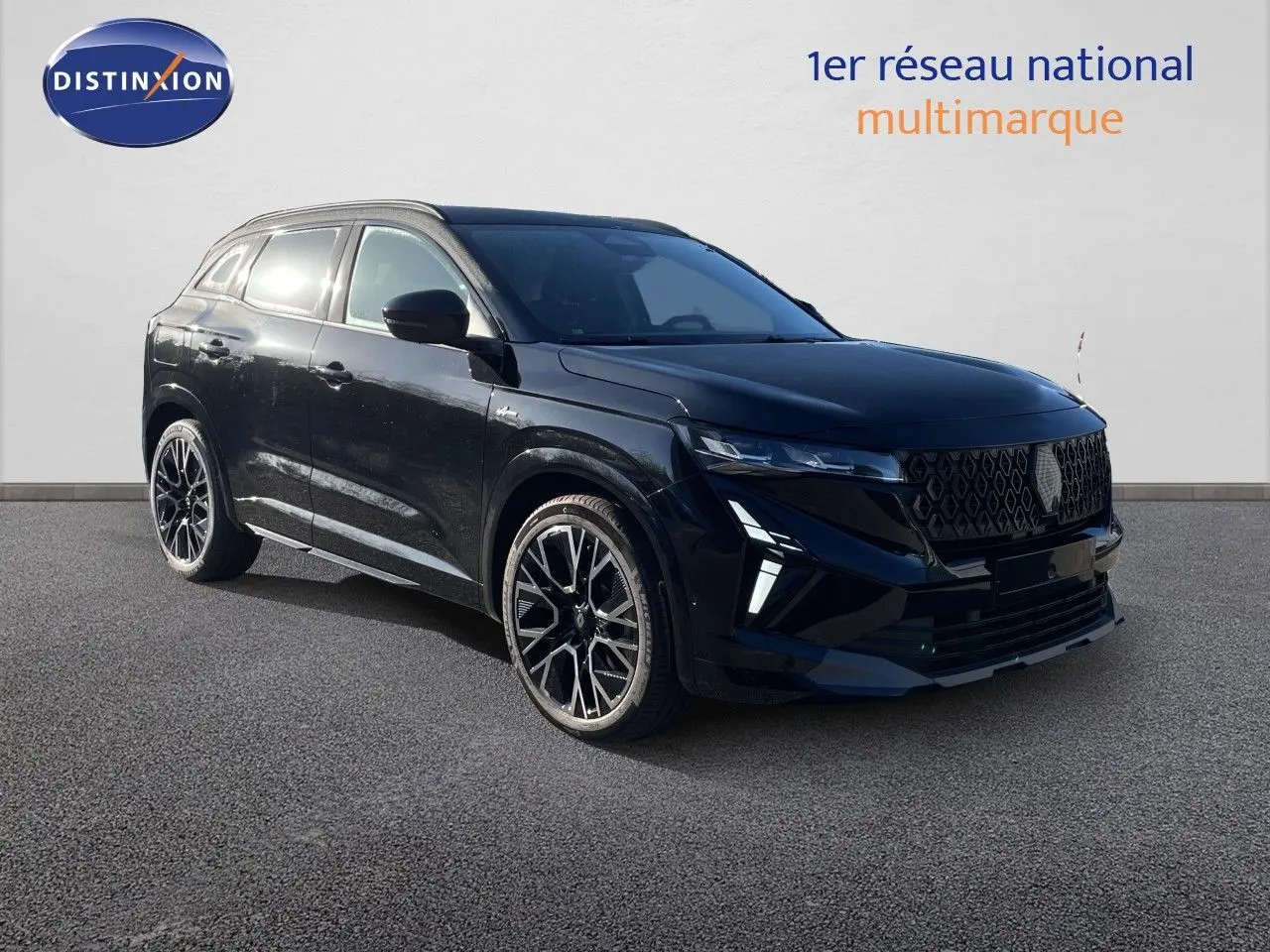 Renault Austral E-Tech hybride noir étoile métal en 3/4 avant droit, avec jantes alliage et calandre distinctive.