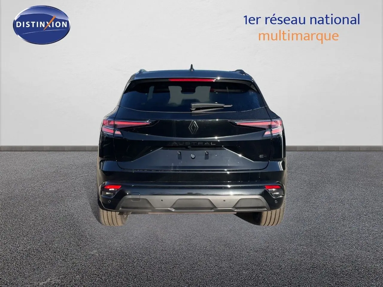 Vue arrière d'un Renault Austral E-Tech Full Hybrid 200 noir étoile métal, avec feux LED et plaque Zéro KM.