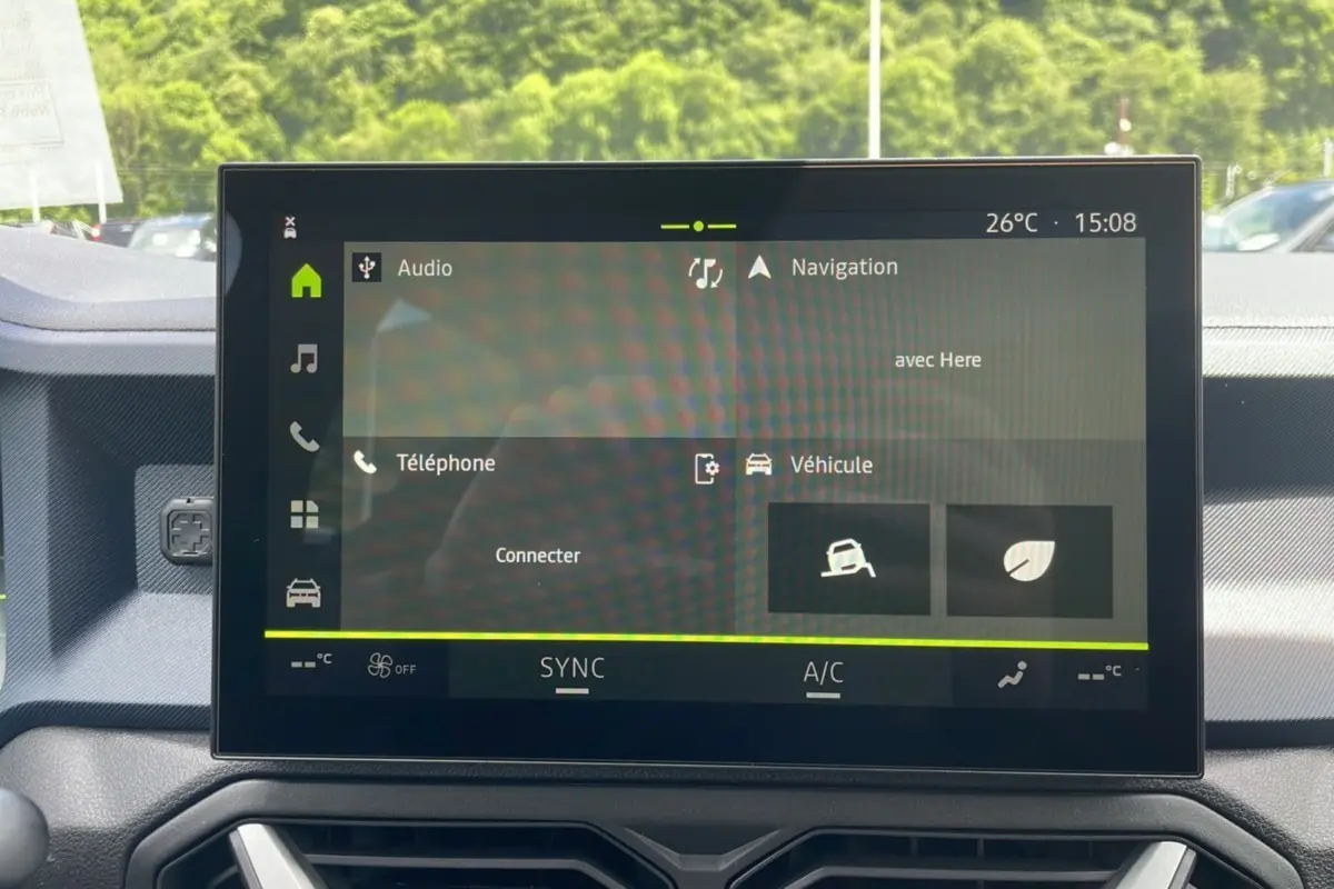 Écran tactile central du tableau de bord du Dacia Bigster 2025 affichant les options audio, navigation et véhicule.