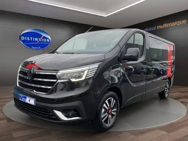 Renault Trafic Cabine Approfondie noir en 3/4 avant droit, jantes alu noires et barres de toit visibles en showroom.