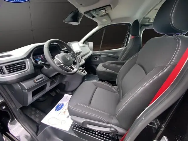 Vue intérieure côté conducteur du Renault Trafic Cabine Approfondie noir 2025, sièges tissu et tableau de bord moderne.