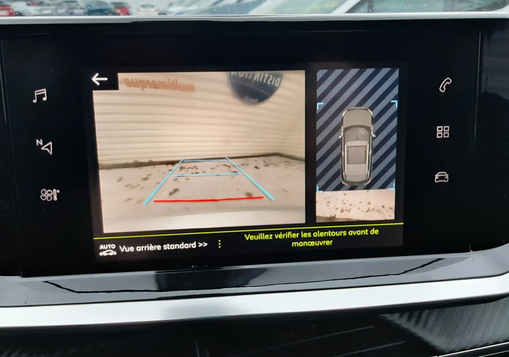 Affichage de la caméra de recul et vue 360° sur l'écran multimédia du Peugeot 2008 blanc nacré avec toit noir.