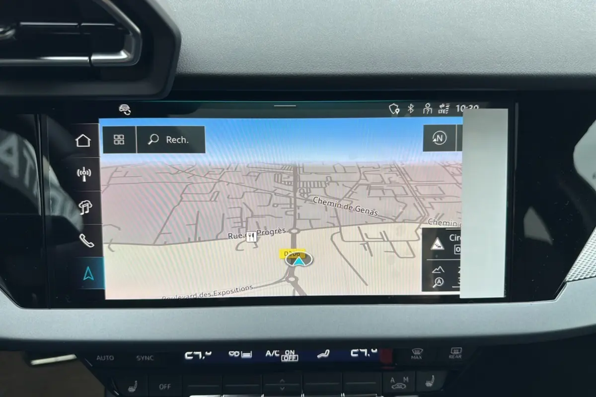 Écran central tactile affichant la cartographie GPS dans l'habitacle d'une Audi A3 gris Daytona 2025.