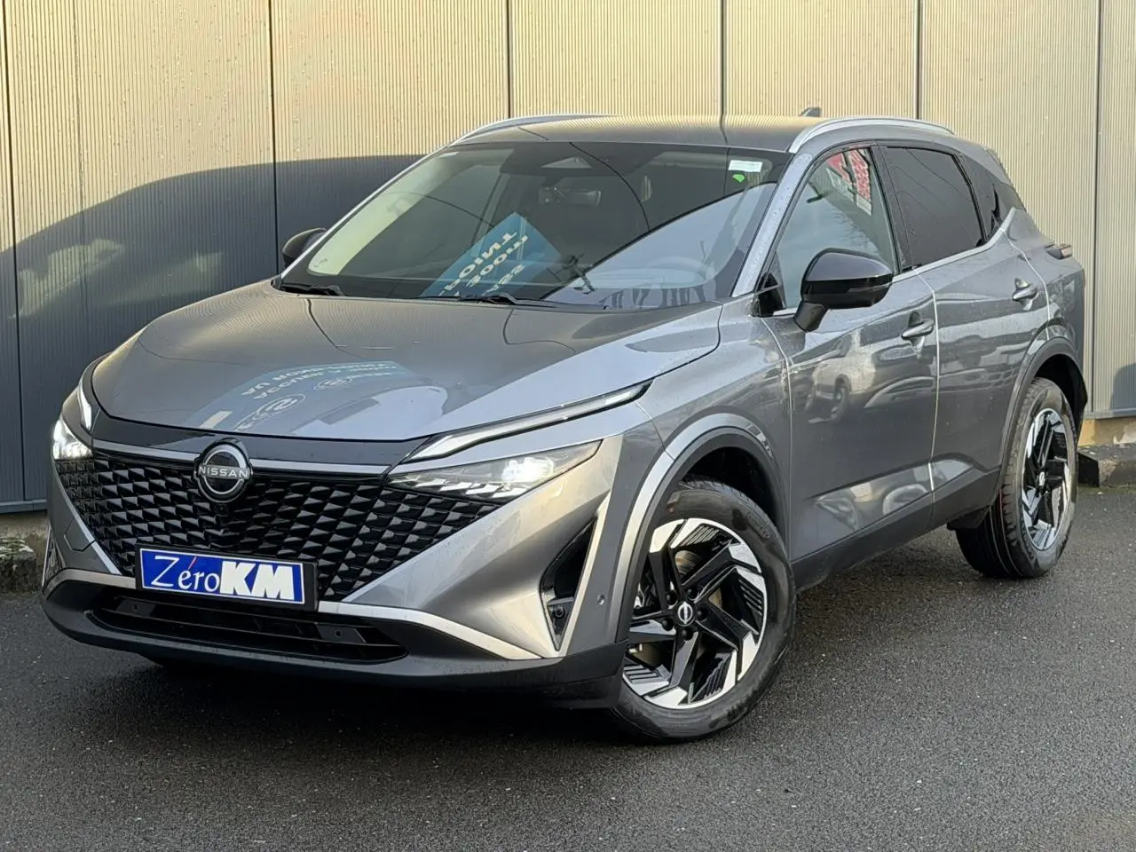 Nissan Qashqai III e-Power gris Squale en 3/4 avant droit, avec calandre noire et jantes alliage distinctives.