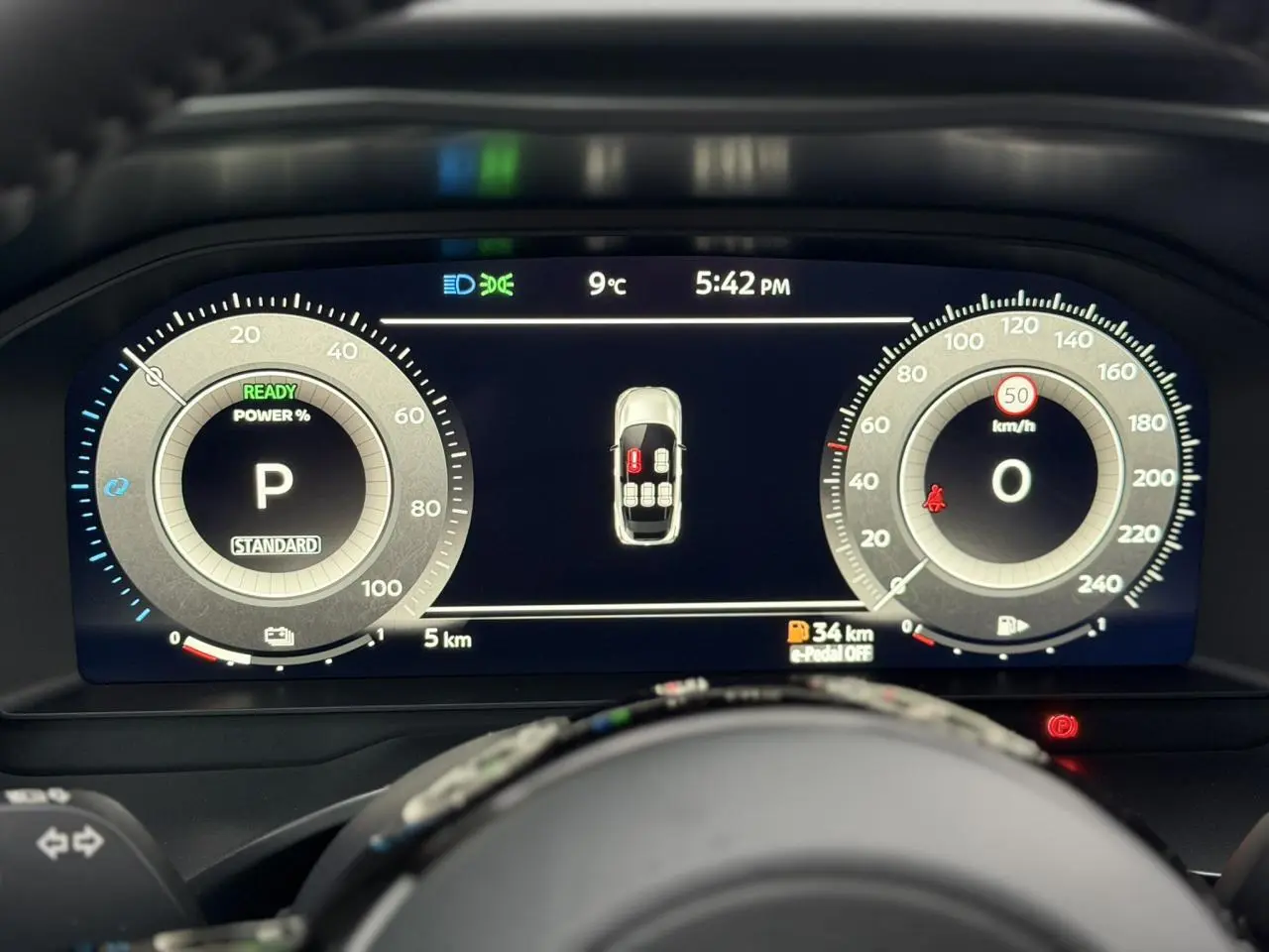 Vue rapprochée du combiné d'instrumentation numérique du Nissan Qashqai gris, affichant la vitesse et l'état du véhicule.