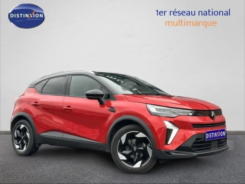 Vue 3/4 avant droite du Renault Captur 2025 Rouge Flamme avec toit Noir Étoilé et jantes distinctives bicolores.