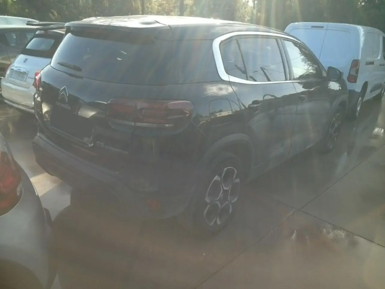 Vue 3/4 arrière droite d'un Citroën C5 Aircross 2024 noir Perla avec jantes alliage et toit bi-ton noir.