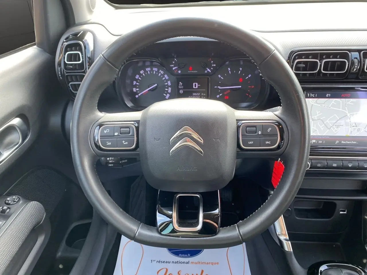 Vue intérieure centrée sur le volant noir du Citroën C3 Aircross 2022 avec tableau de bord et écran tactile gris.