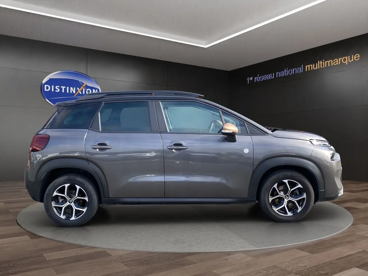 Profil côté gauche d'un Citroën C3 Aircross gris platinium avec jantes alliage et rétroviseur couleur cuivre.