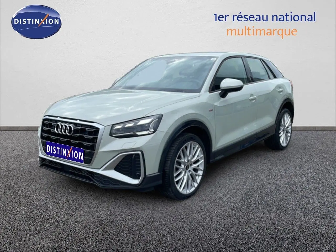 Audi Q2 35 2.0 TDI S-Line argent rose métal vue 3/4 avant droit avec jantes alliage et calandre noire.