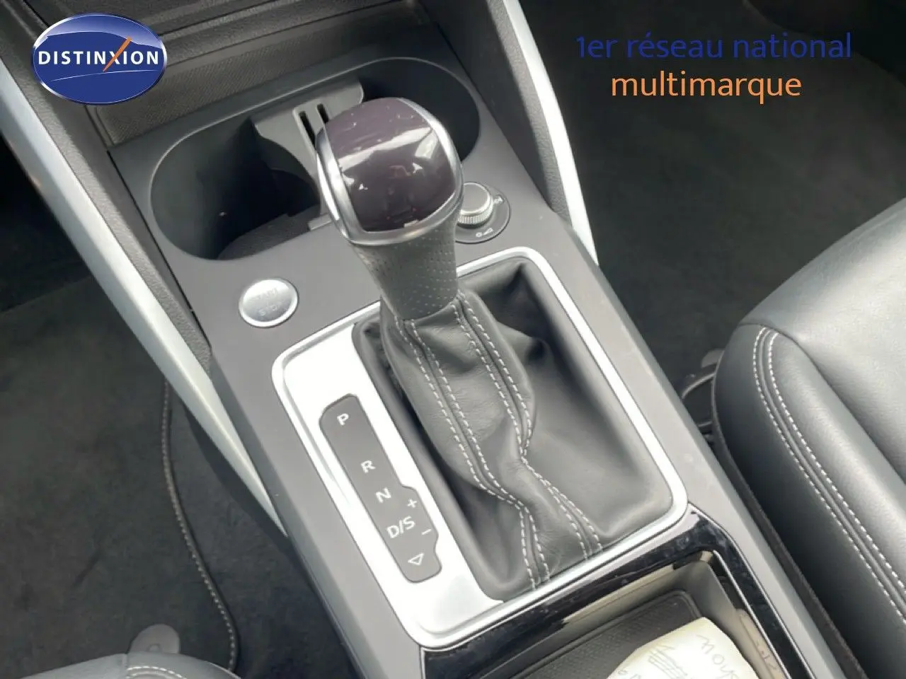 Vue rapprochée de la console centrale de l’Audi Q2 2025, mettant en valeur le levier de vitesse automatique en cuir noir.
