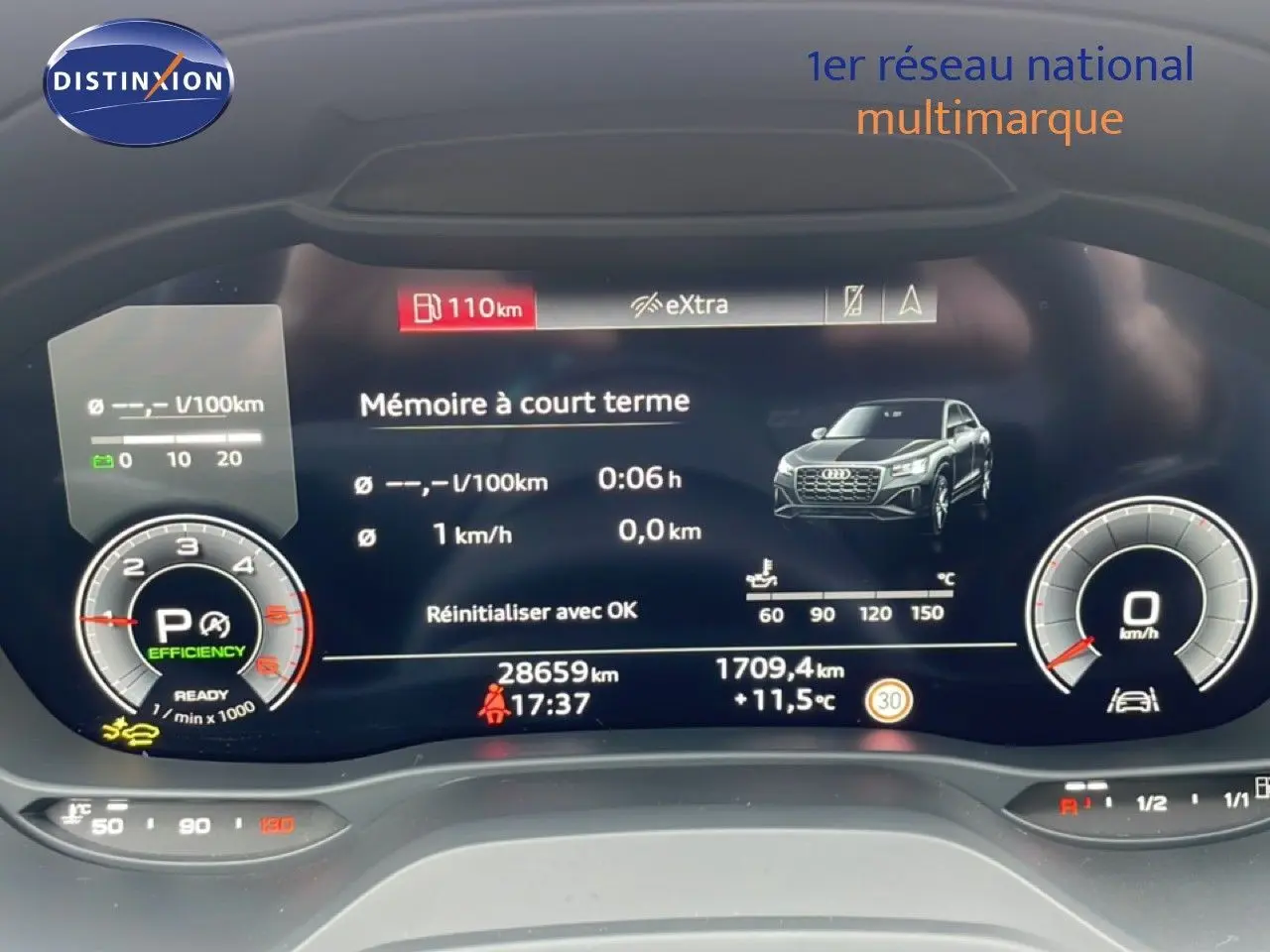 Vue du tableau de bord numérique de l'Audi Q2 35 2.0 TDI S-Line avec affichage digital complet et indicateurs modernes.