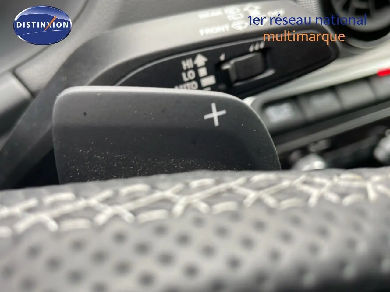 Gros plan sur la palette de changement de vitesse droite du volant d'un Audi Q2 35 2.0 TDI 150CH S-Line 2025 argent rose métal.