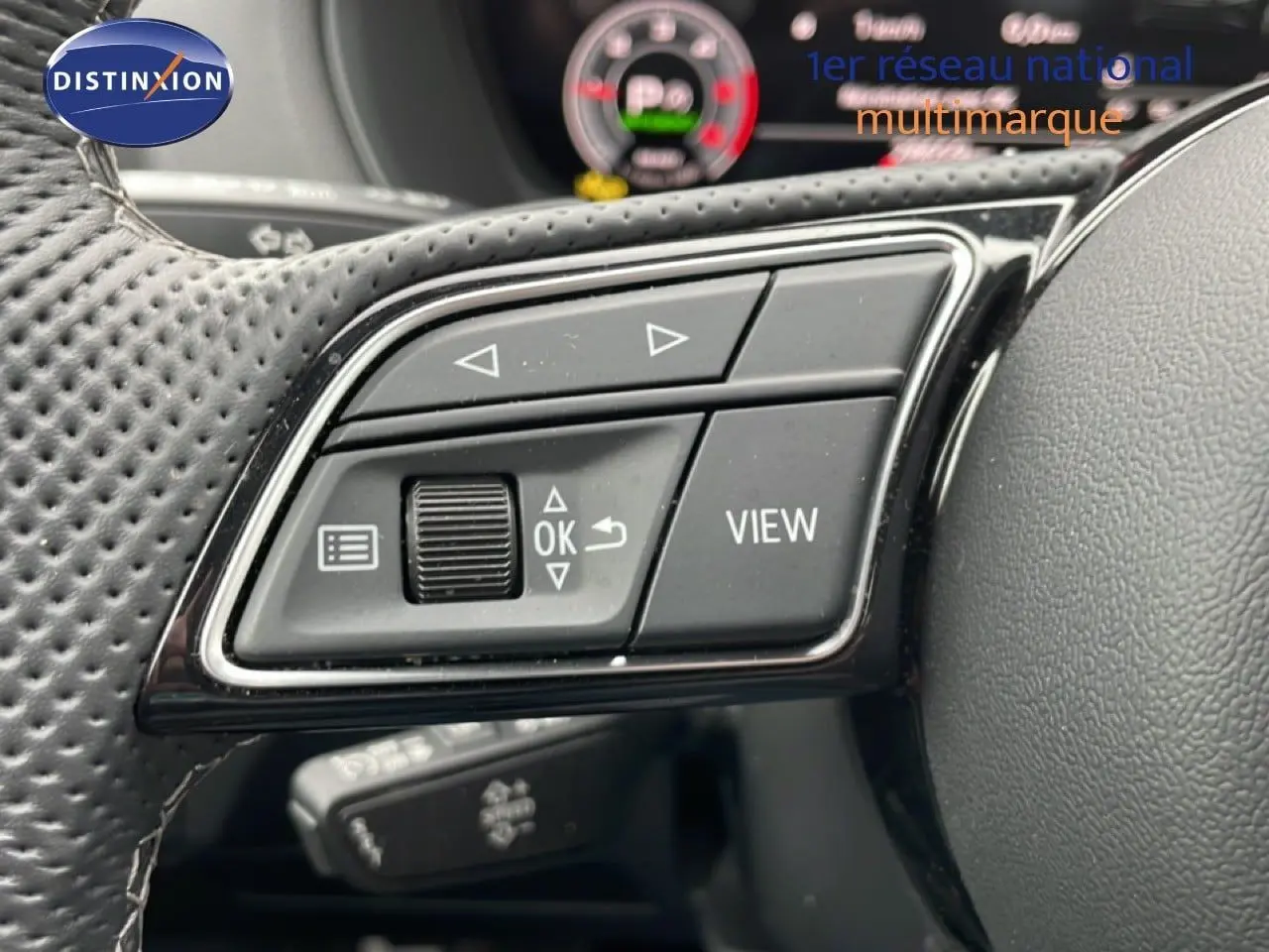 Gros plan sur les commandes gauche du volant en cuir perforé noir de l'Audi Q2 35 2.0 TDI S-Line 2025.