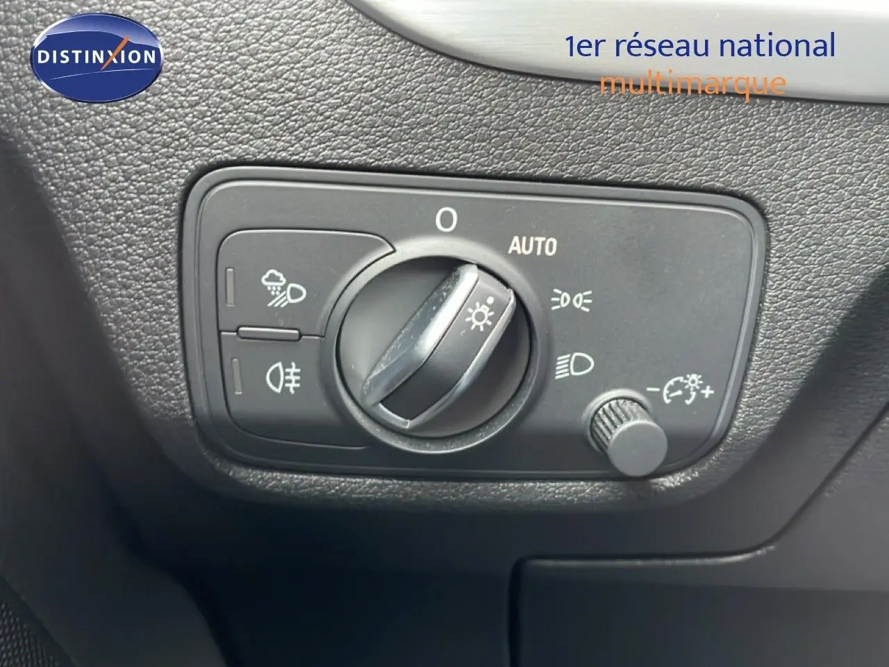 Vue rapprochée du sélecteur de phares noir dans l'habitacle de l'Audi Q2 35 2.0 TDI S-Line 2025.