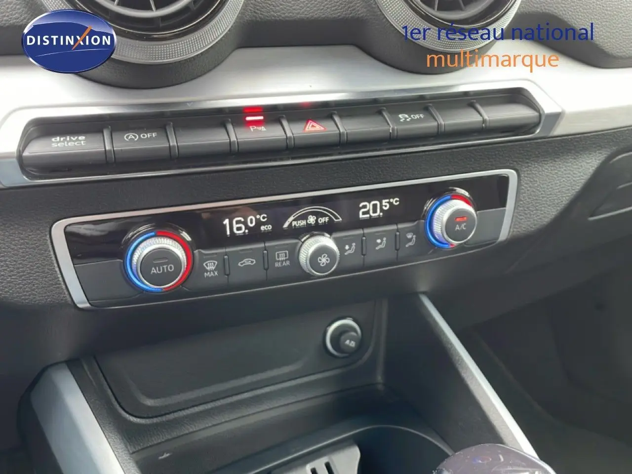 Vue rapprochée de la console centrale de l'Audi Q2 35 2.0 TDI S-Line 2025, mettant en valeur la climatisation digitale et les commandes.