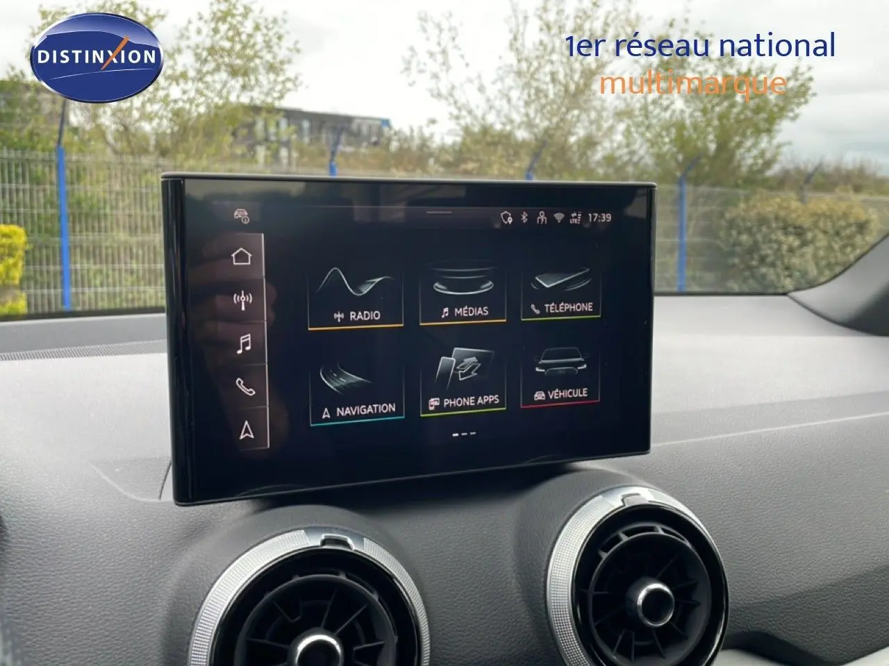 Écran tactile central de l'Audi Q2 35 2.0 TDI S-Line 2025, avec commandes multimédias et navigation visibles.