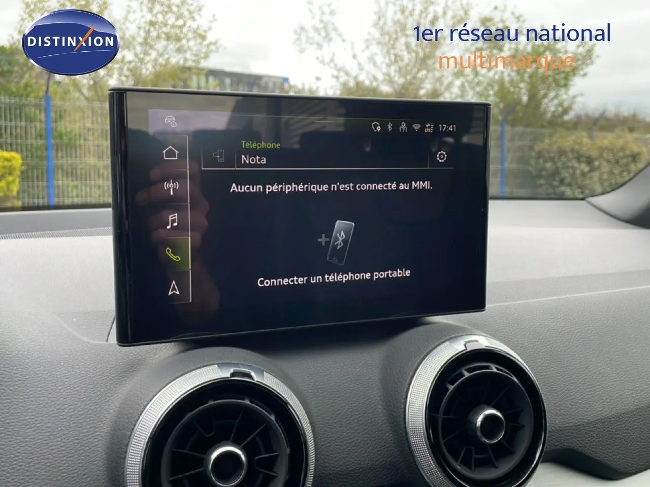 Écran tactile central et aérateurs ronds du tableau de bord de l’Audi Q2 35 2.0 TDI S-Line, vue intérieure avant.