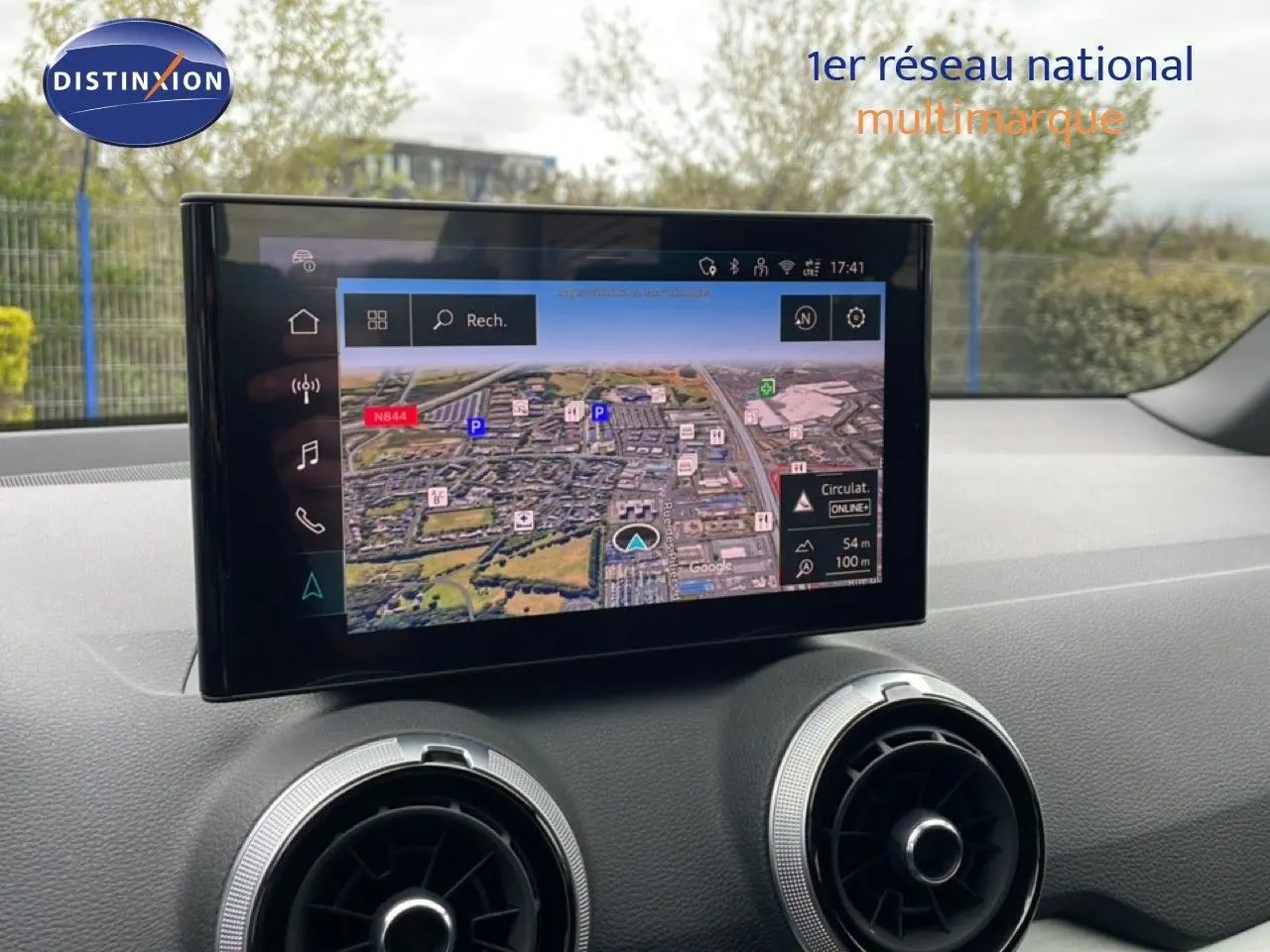 Vue intérieure centrée sur l’écran tactile du système de navigation d’un Audi Q2 2025 argent rose métal.