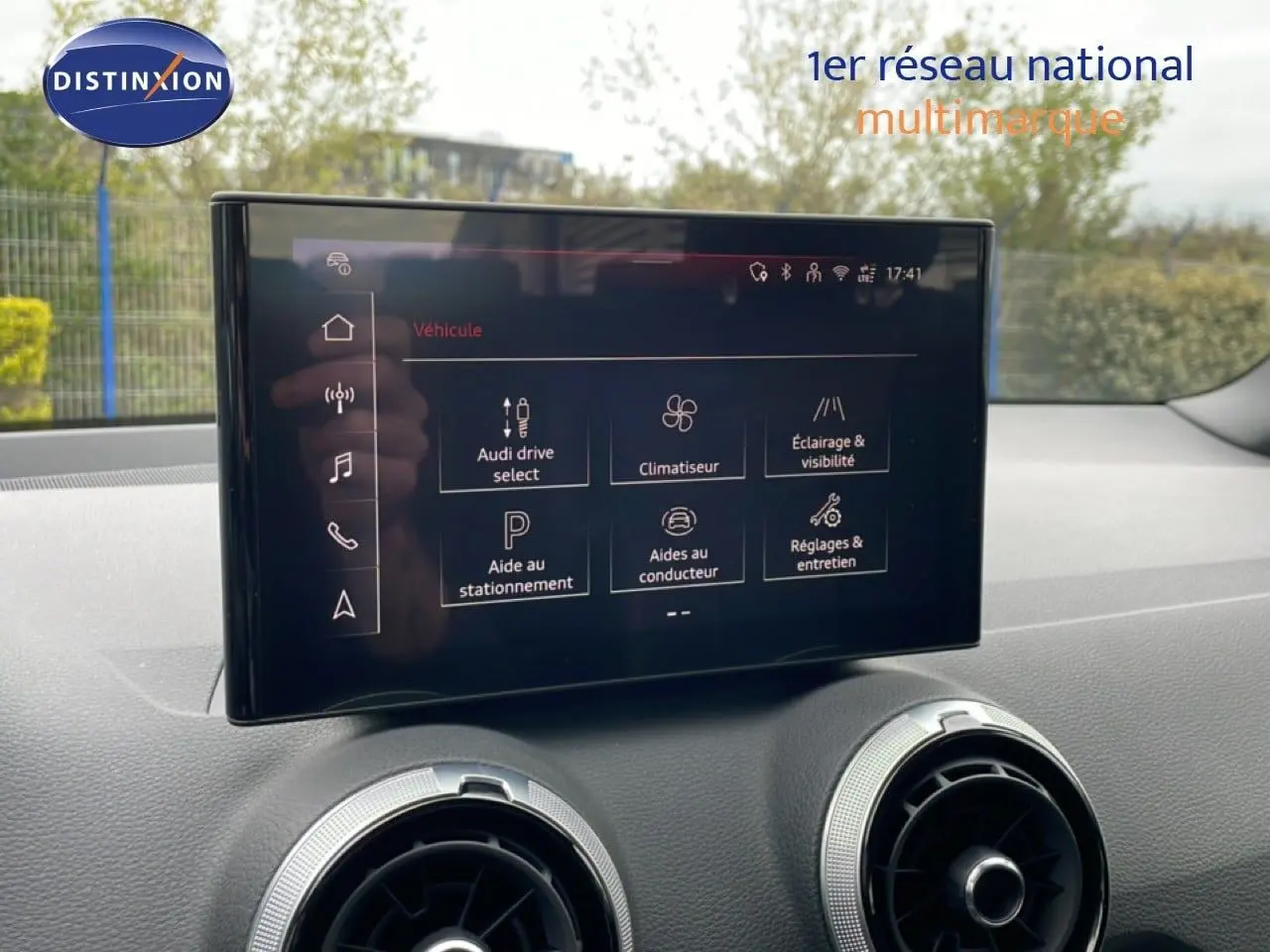 Écran central tactile affichant les options de conduite, intérieur d'Audi Q2 35 2.0 TDI S-Line 2025.