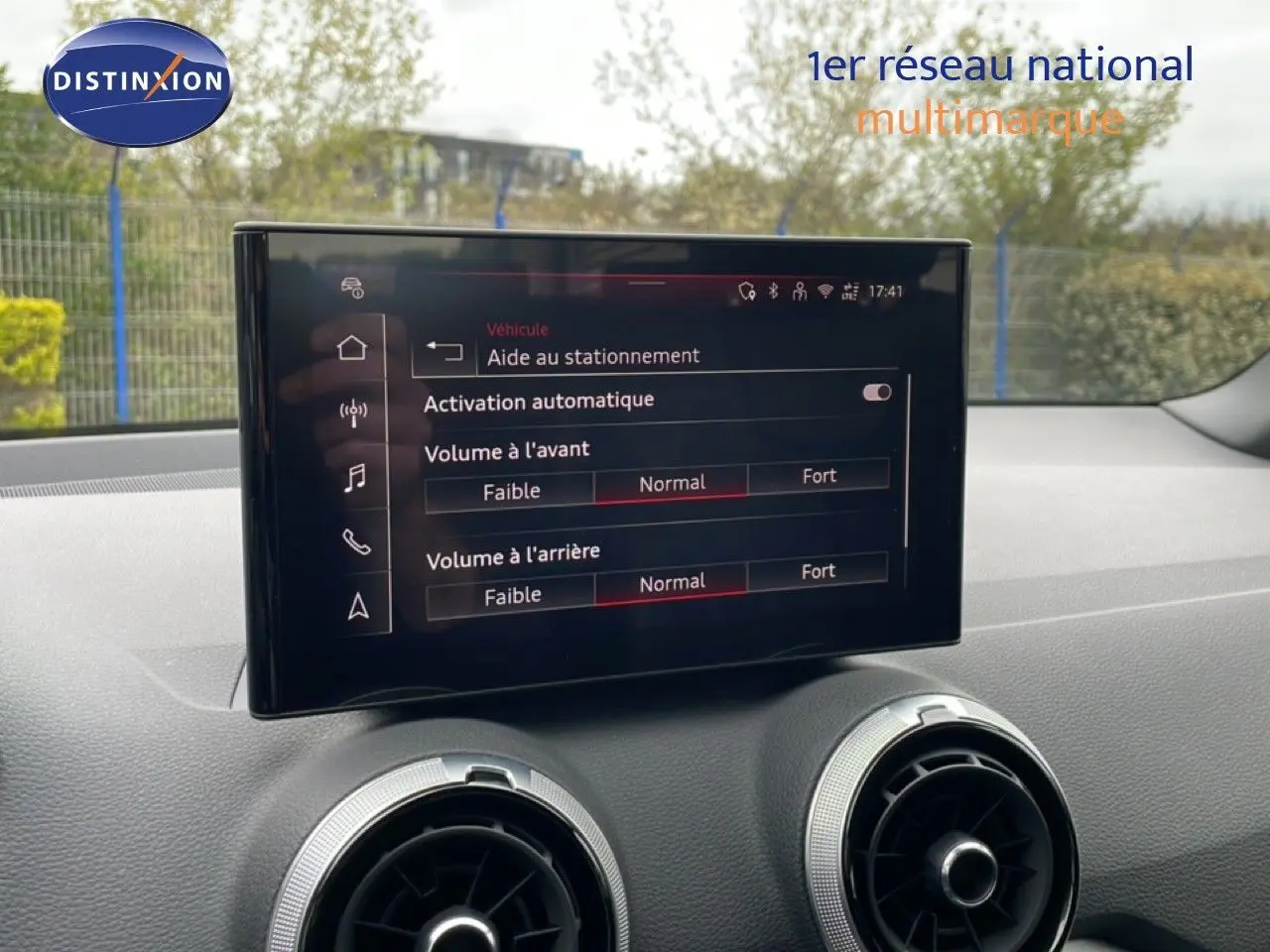 Écran central tactile affichant l'aide au stationnement dans l'habitacle d'un Audi Q2 35 2.0 TDI S-Line.