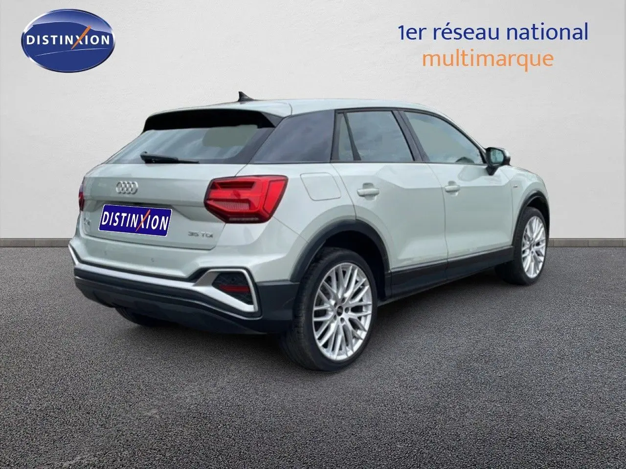 Audi Q2 35 2.0 TDI S-Line en argent rose métal, vue 3/4 arrière droit avec jantes alliage 19 pouces.