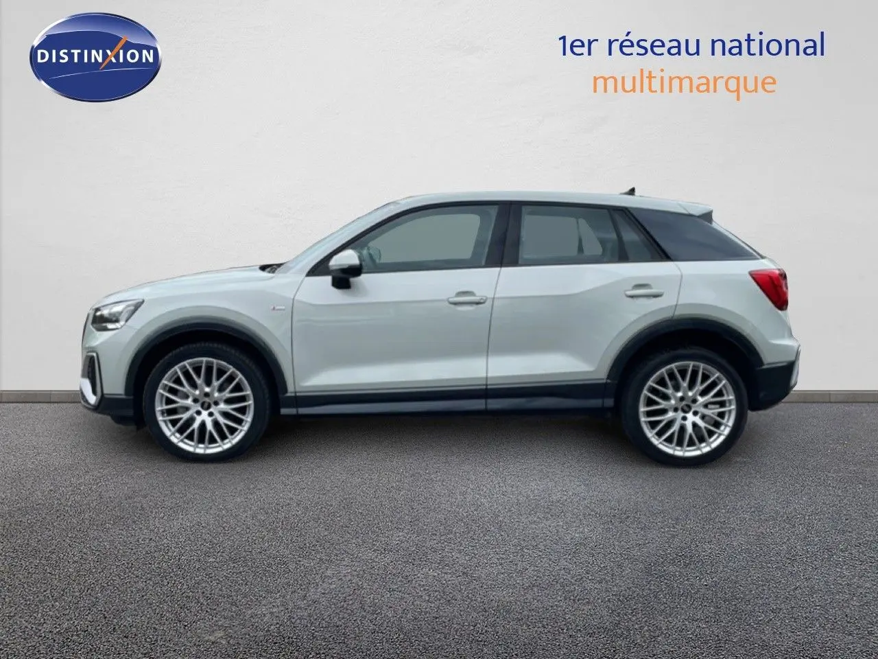 Vue de profil côté gauche d'un Audi Q2 35 2.0 TDI S-Line argent rose métal avec jantes alliage 19 pouces.