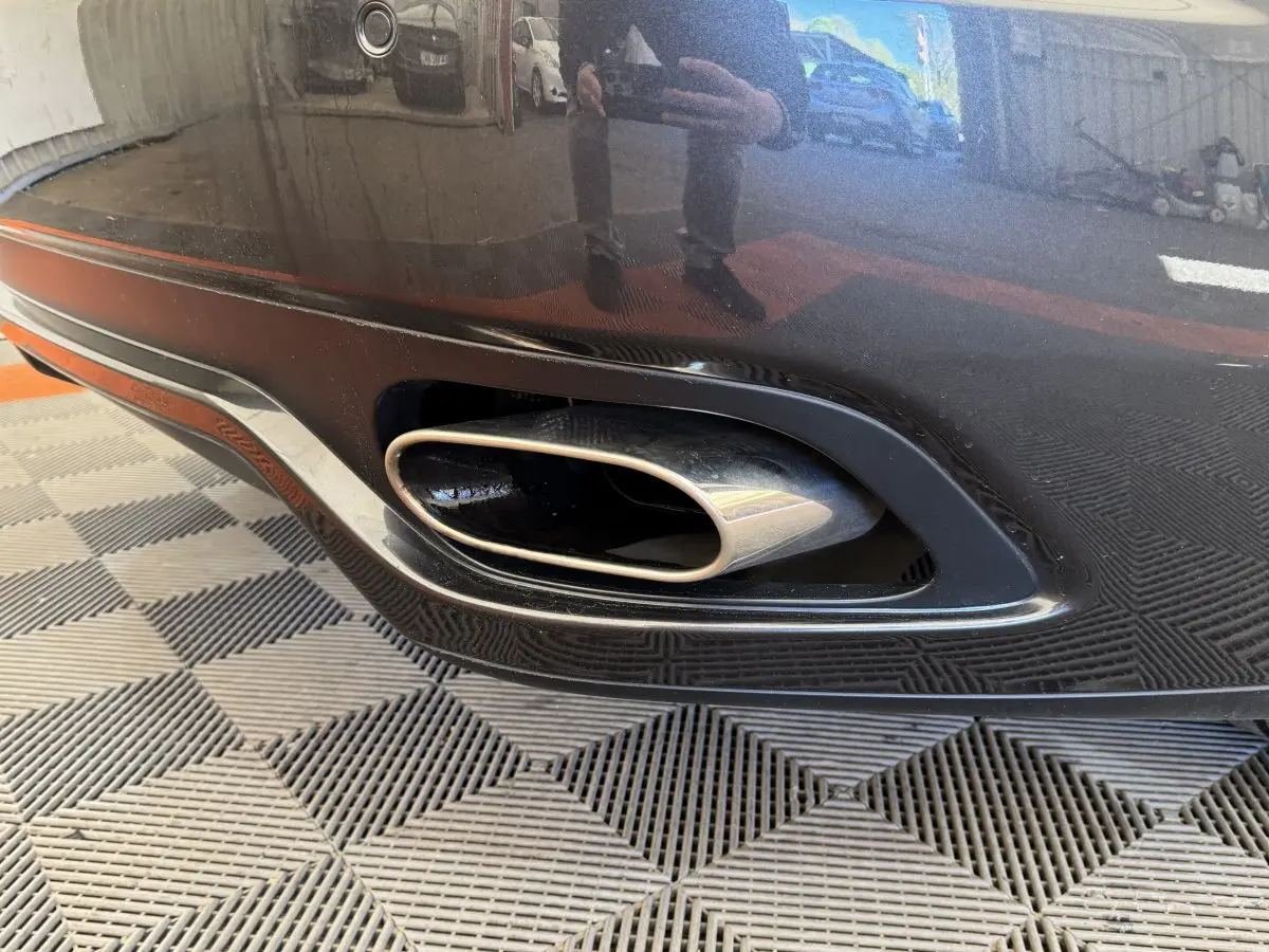 Gros plan sur la sortie d’échappement droite chromée du pare-chocs arrière gris foncé d’une Maserati Granturismo S 4.7.