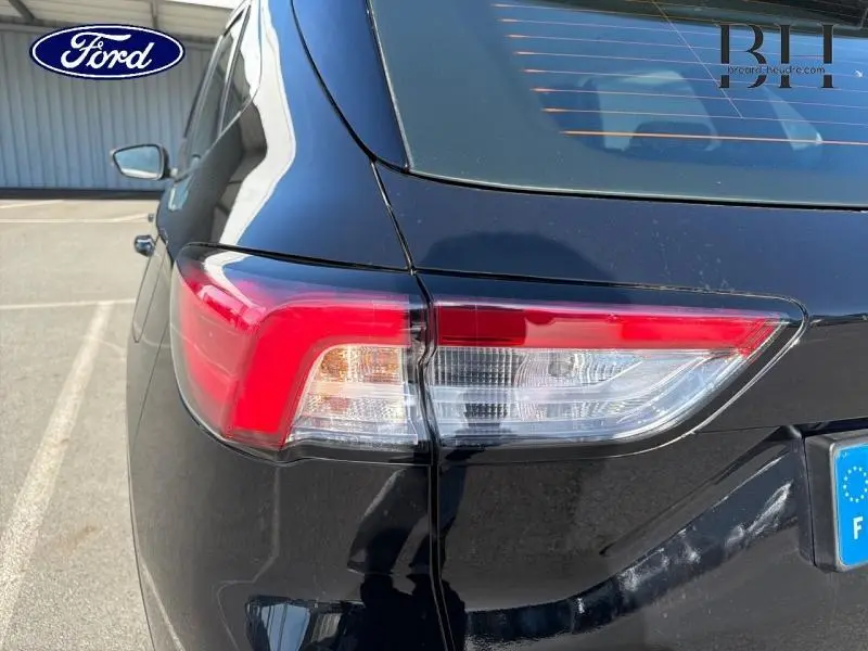 Feu arrière droit d’un Ford Kuga noir Agate Métallisée, vue rapprochée en extérieur sur parking.