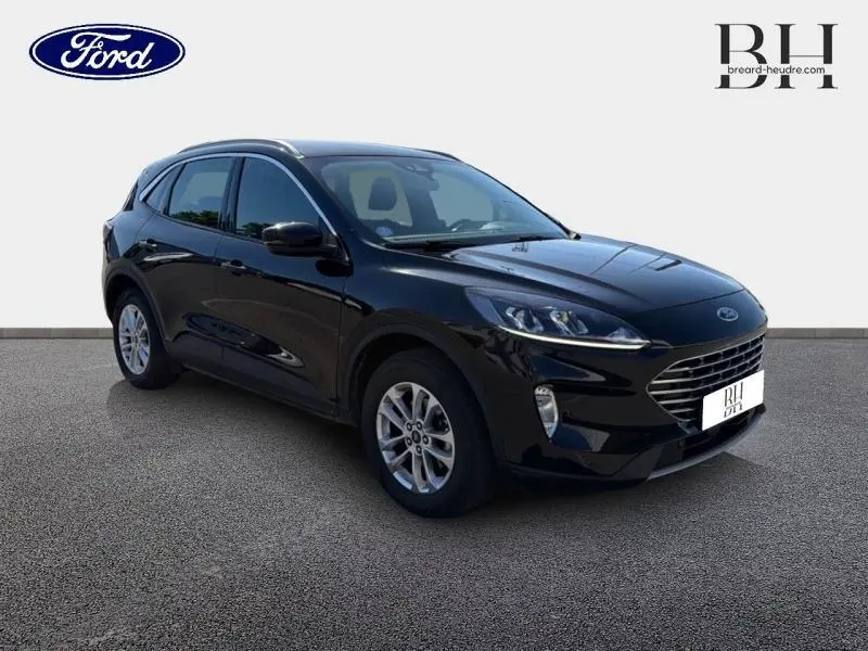 Ford Kuga noir Agate métallisé en 3/4 avant droit, avec jantes alu et calandre distinctive Titanium 2023.