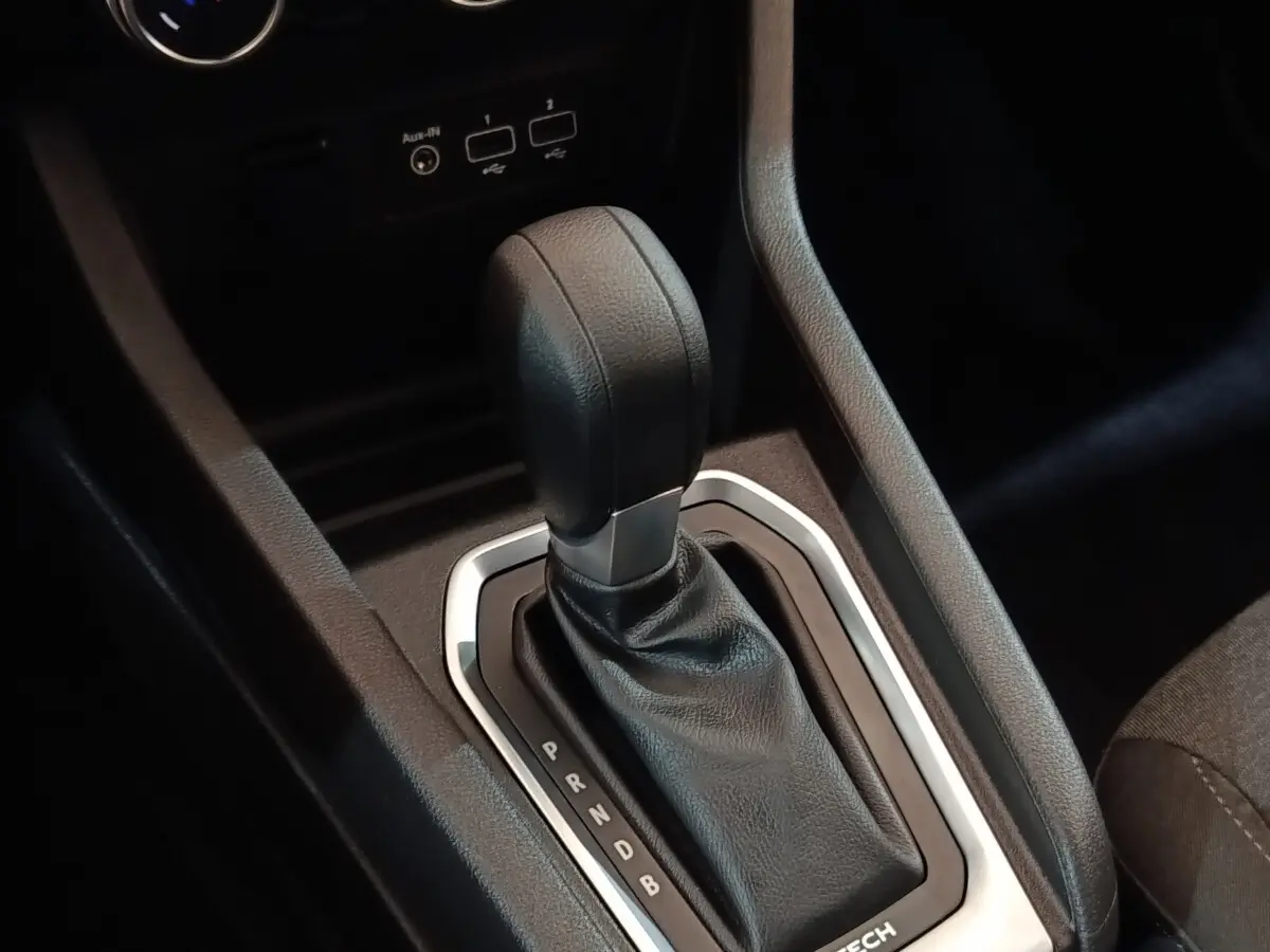 Le levier de vitesse automatique en cuir noir de la Renault Clio Business E-TECH 140, vue rapprochée de la console centrale.