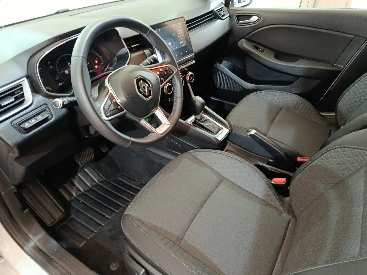 Vue intérieure côté conducteur de la Renault Clio Business E-TECH 140 2021, sièges noirs et tableau de bord moderne.