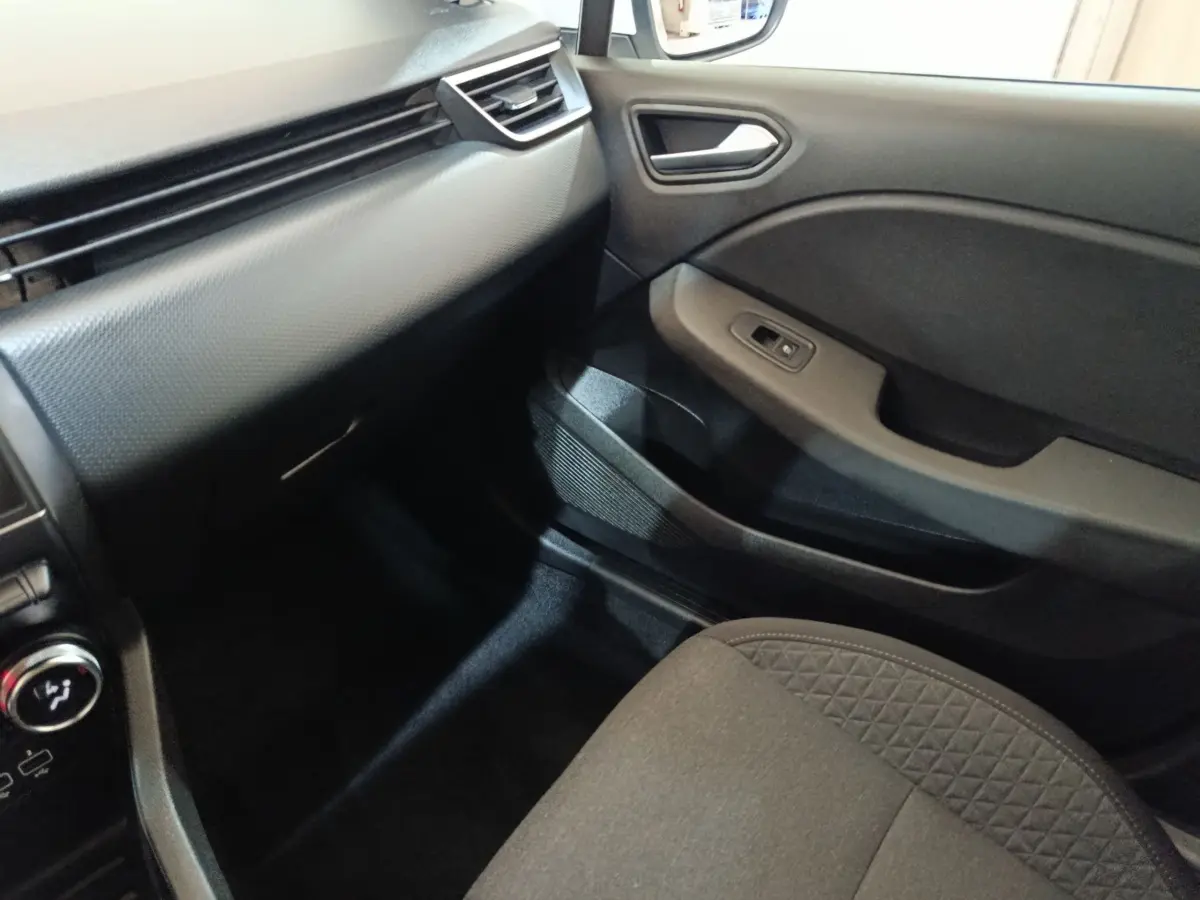 Intérieur côté passager de la Renault Clio Business E-TECH 140 2021, montrant la porte et la partie basse du tableau de bord.